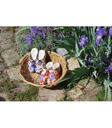 Wooden Swedish women lack leather clogs