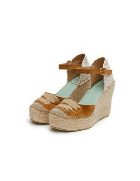 Alpargatas beige con correa en el tobillo y cordones decorativos 