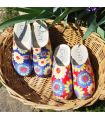 Schwedische Clogs für Frauen aus Buchenholz und Liberty-Lackleder.
