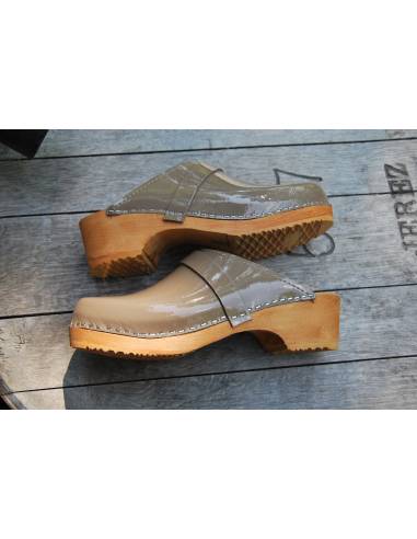 Wooden Swedish women lack leather clogs