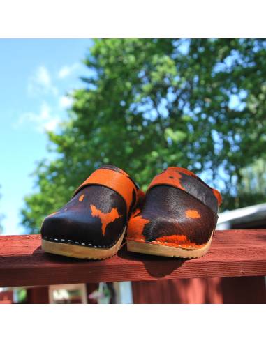 zuecos de madera y cuero de vaca genuino