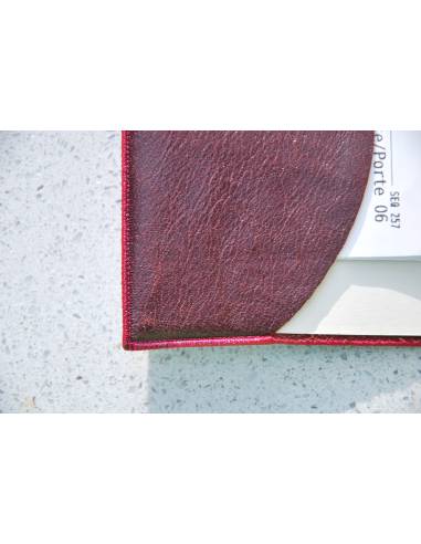 Protection passeport en cuir d'agneau bordeaux marbré vernis et rose 