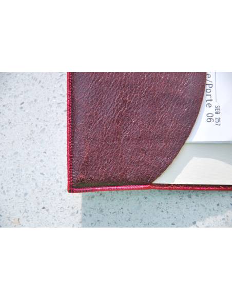 Protection passeport en cuir d'agneau bordeaux marbré vernis et rose 