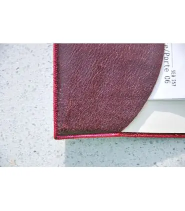 Protection passeport en cuir d'agneau bordeaux marbré vernis et rose 