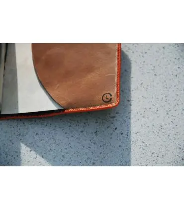 Étui passeport en cuir d'agneau bordeaux satiné et rose