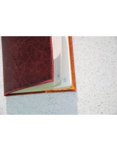 Funda para pasaporte de piel de cordero satinada burdeos y rosa 