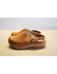 Sabots mules femme a clou et bride en suède cognac 2