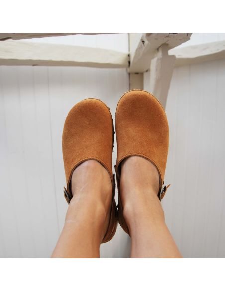 Damen clogs-Pantoletten aus Wildleder mit Nieten und Fersenriemen Damen clogs-Pantoletten aus Wildleder mit Nieten und Fersenriemen