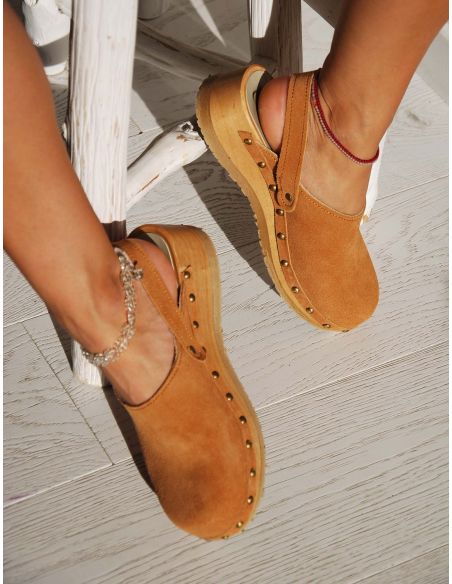 Damen clogs-Pantoletten aus Wildleder mit Nieten und Fersenriemen Damen clogs-Pantoletten aus Wildleder mit Nieten und Fersenriemen