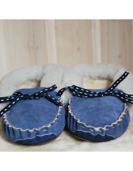 Ruban bleu a pois blanc sur chausson mouton pour femme 
