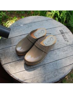 Wooden Swedish women lack leather clogs