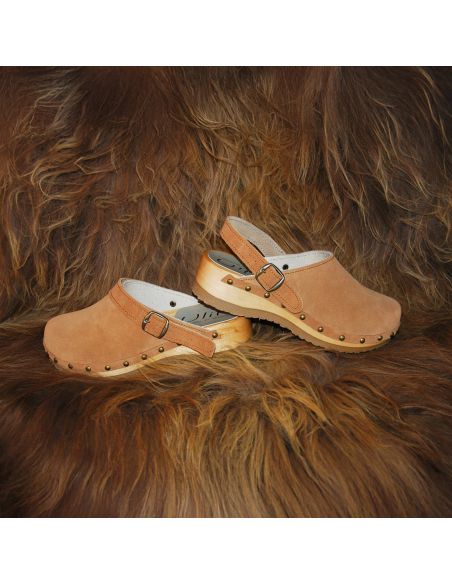 Damen clogs-Pantoletten aus Wildleder mit Nieten und Fersenriemen Damen clogs-Pantoletten aus Wildleder mit Nieten und Fersenriemen