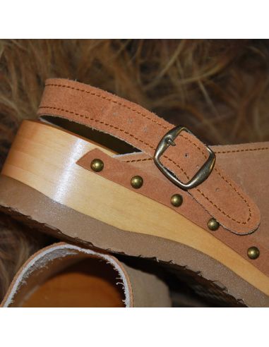 Zuecos suecos de mujer en Zuecos tipo mule para mujer en ante con tachuelas y correa en el talónante nobuck de lujo