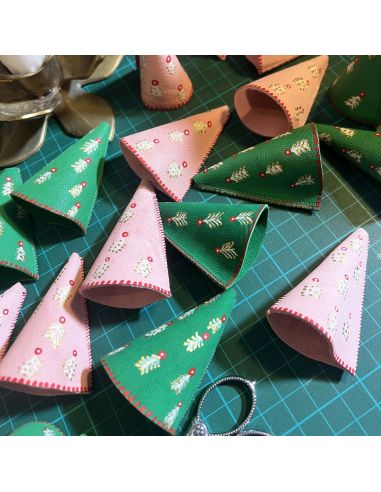 Weihnachtsglöckchen Rose mit nordischen Motiven aus bemaltem Lammleder für den Weihnachtsbaum