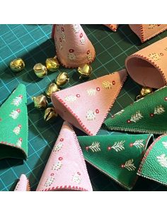 Campanilla navideña rosa con motivos nórdicos en piel de cordero pintada para el árbol de Navidad