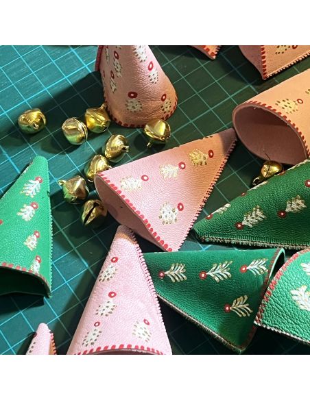 Weihnachtsglöckchen Rose mit nordischen Motiven aus bemaltem Lammleder für den Weihnachtsbaum