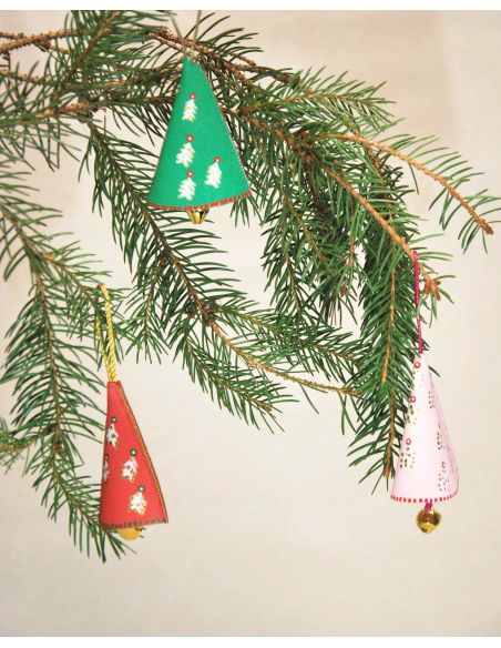 Weihnachtsglöckchen Rose mit nordischen Motiven aus bemaltem Lammleder für den Weihnachtsbaum