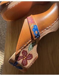 Sabots peints à la main d'une couronne de fleurs cuir cognac tannage végétal  2