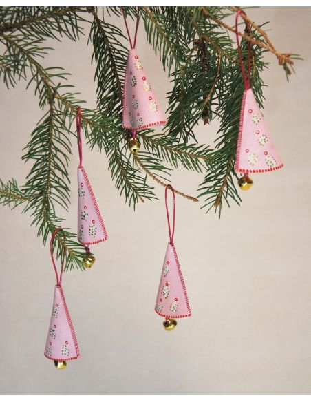 Campanilla navideña rosa con motivos nórdicos en piel de cordero pintada para el árbol de Navidad