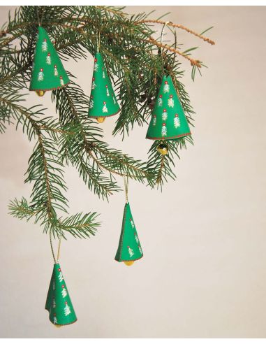 Campanilla navideña rosa con motivos nórdicos en piel de cordero pintada para el árbol de Navidad