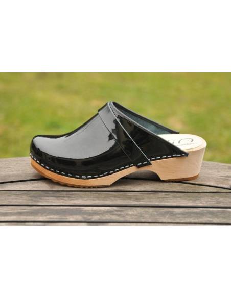 Wooden Swedish women lack leather clogs