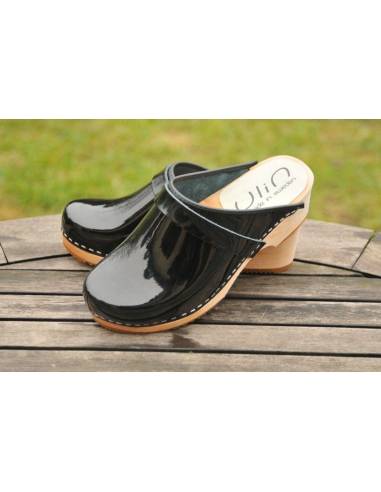 Wooden Swedish women lack leather clogs