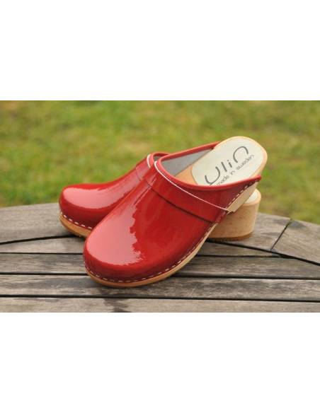 Sabots suédois femme bois et cuir vernis rouge