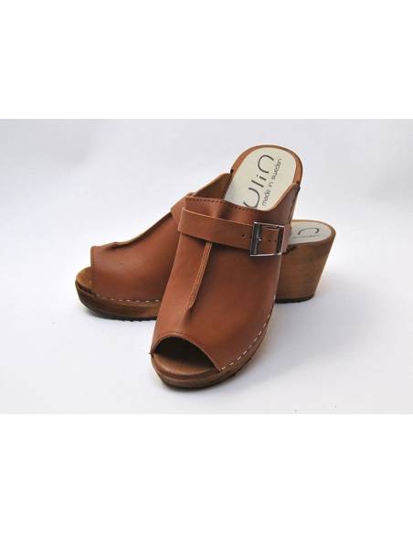 Sabots suédois ouverts femme à détail boucle talons hauts bois et cuir cognac 