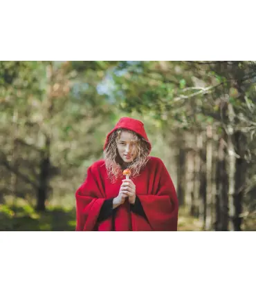 Cape en pure laine vierge à capuche rouge
