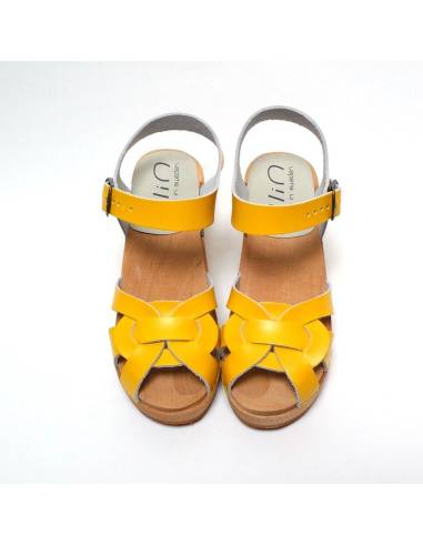 Sandales sabots suédoises  talon haut bois cuir jaune