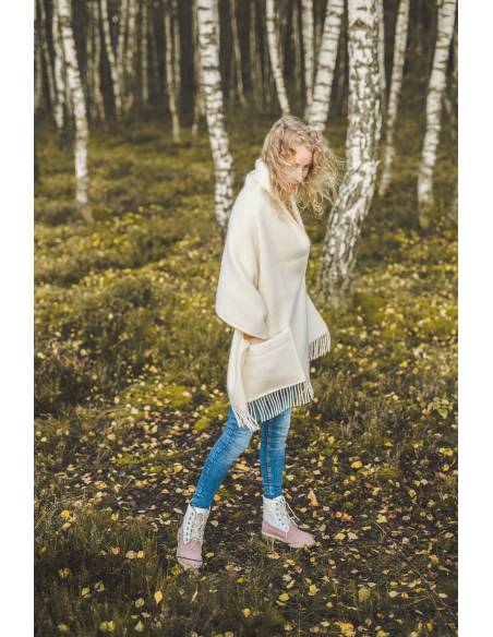 Cape mantle in pure new wool with collar and buttons