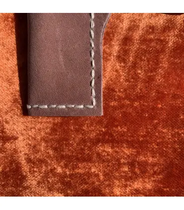 détails fils dmc couleur jonquille sur cuir marron 