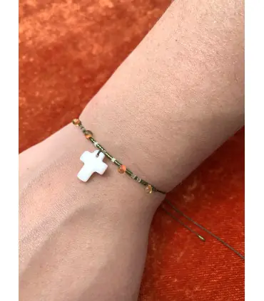 Bracelet breloque, croix en nacre blanche, vert, orange et gris clair 