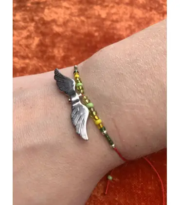 Bracelet breloque ailes argent, perles de verre jaune, vert et argent 