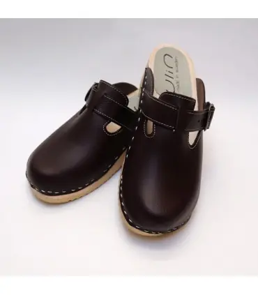 zuecos de madera y cuero nero