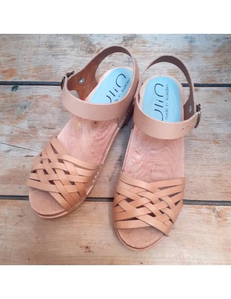 Sandales suédoises en cuir beige naturel basses en bois