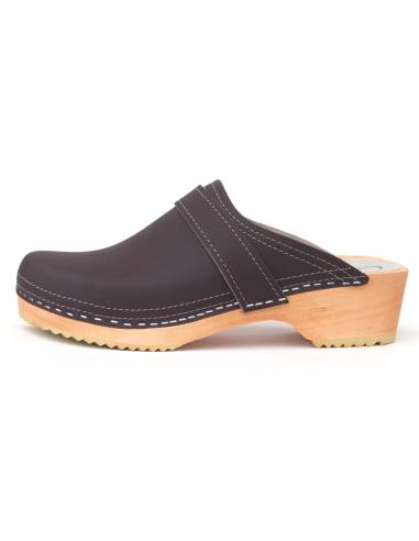 Sabots scandinaves femme et homme en cuir mat marron foncé et semelle confortable