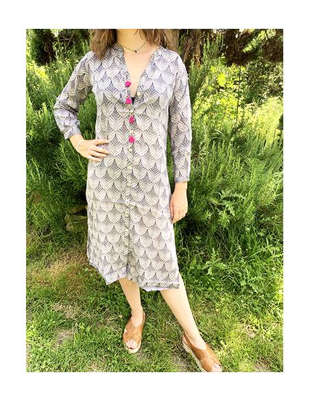 Elegantes und stilvolles  Shirt fur Damen mit Mao-Kragen und Bommeln.