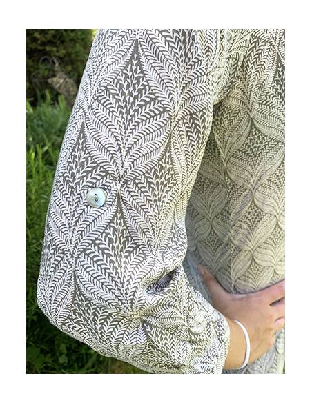 Elegantes und stilvolles  Shirt fur Damen mit Mao-Kragen und Bommeln.