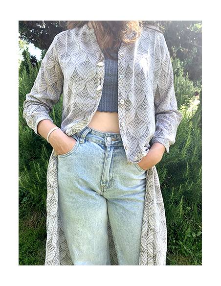 Elegantes und stilvolles  Shirt fur Damen mit Mao-Kragen und Bommeln.