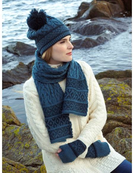 Gorro de mujer pura lana merino con pompón de pelo sintético