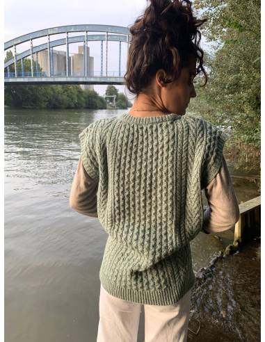 Trendy sleeveless jumper in water green and cream