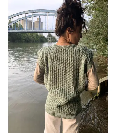 Moderno jersey sin mangas en verde agua y crema