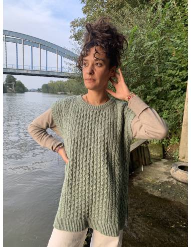 Trendy sleeveless jumper in water green and cream