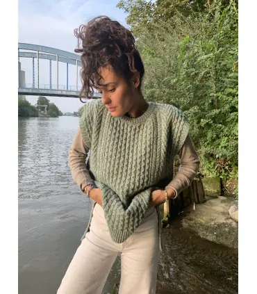 Pull sans manches très tendance vert d'eau ou crème  avec fente col rond