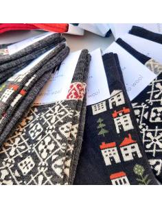 Chaussettes fantaisies de créateur motif maison nordique gris et noir 2