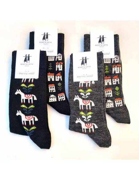 Chaussettes à motifs chevaux en pure laine mérinos gris et noir bengt and lotta design nordique 