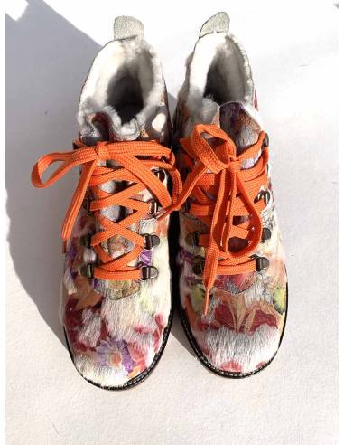 Bottines mi chevilles apres ski chaussure chaude fourrure mouton, poulain et vache avce des motifs oranges 