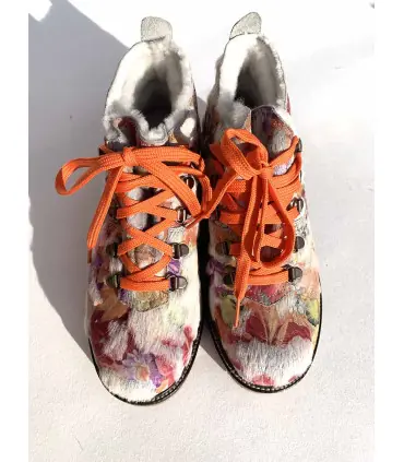 Bottines mi chevilles apres ski chaussure chaude fourrure mouton, poulain et vache avce des motifs oranges 
