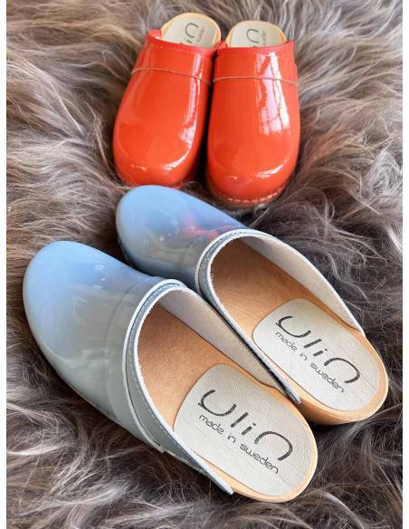 Wooden Swedish women lack leather clogs